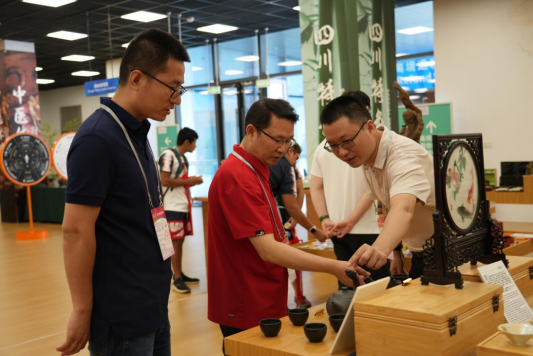 省AG尊时凯龙人生就博集团领导到大运村“有礼在四川”四川特色商品馆调研指导工作